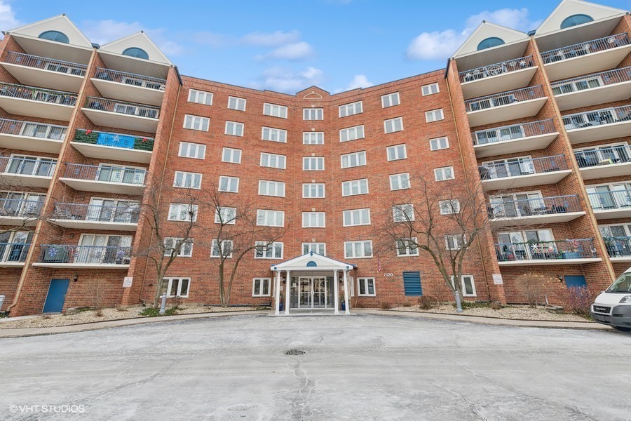Property Photo: 7120 N Milwaukee Avenue 705 IL 60714