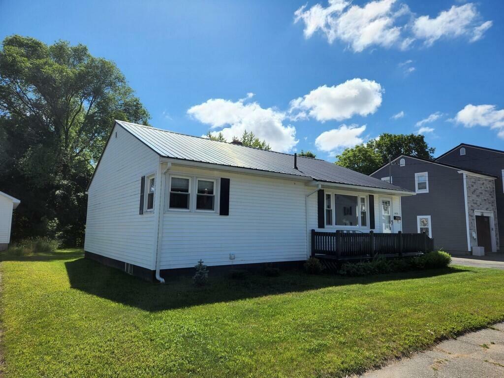 Property Photo:  433 Aroostook Avenue  ME 04462 
