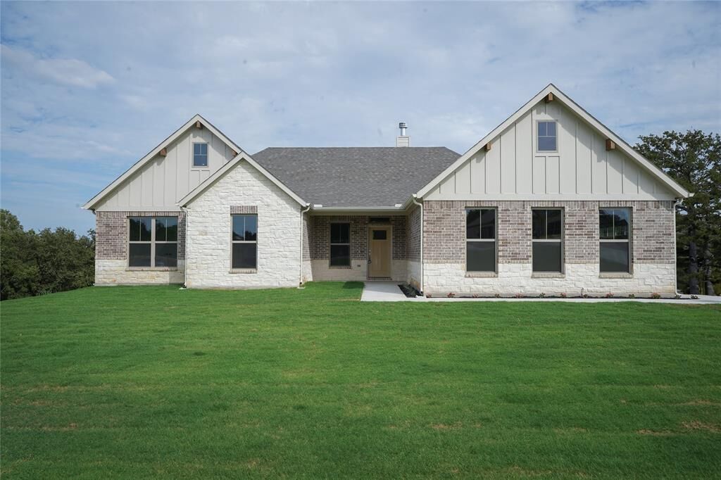 Property Photo: 9020 Valley Oak Court TX 76082
