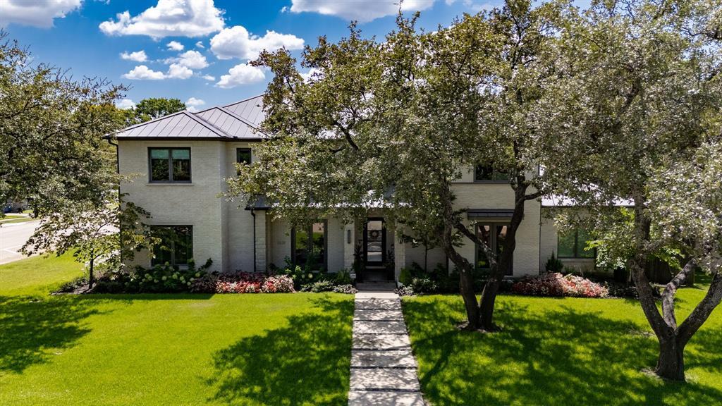 Property Photo: 5628 Lindenshire Lane TX 75230