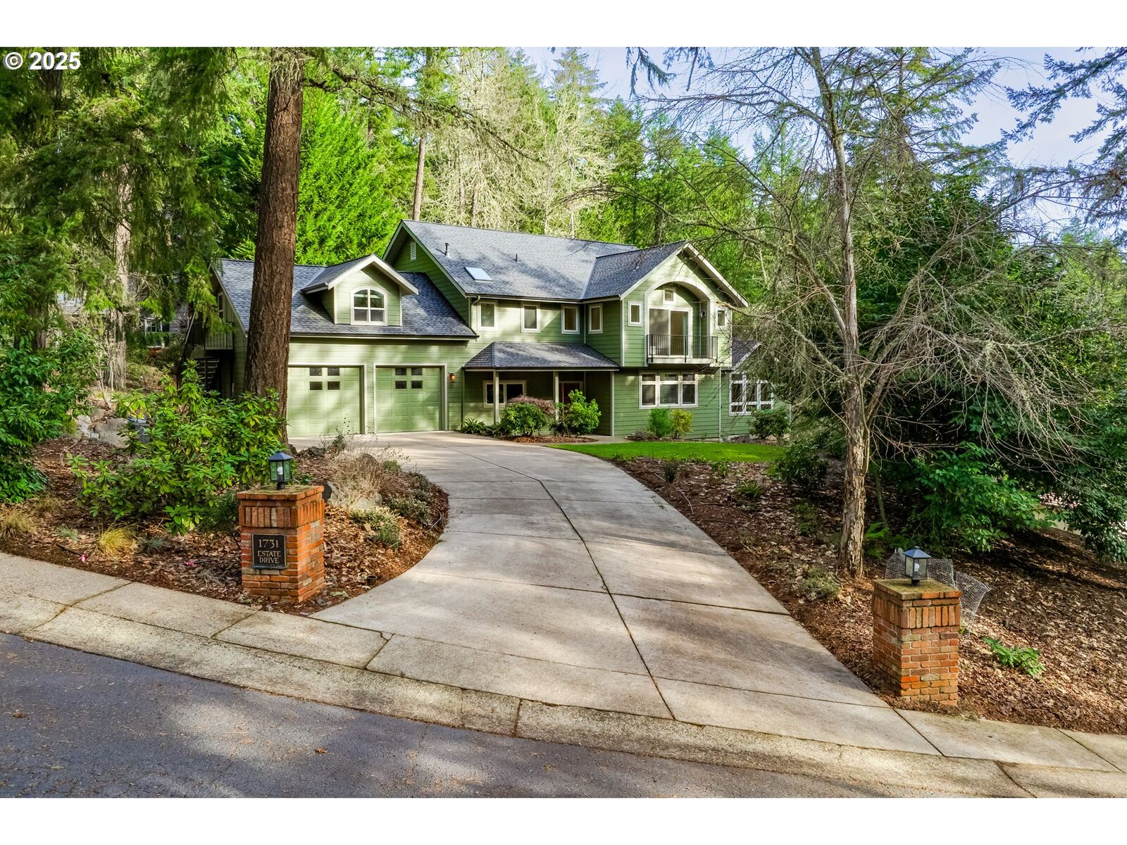 Property Photo:  1731 Estate Dr  OR 97405 