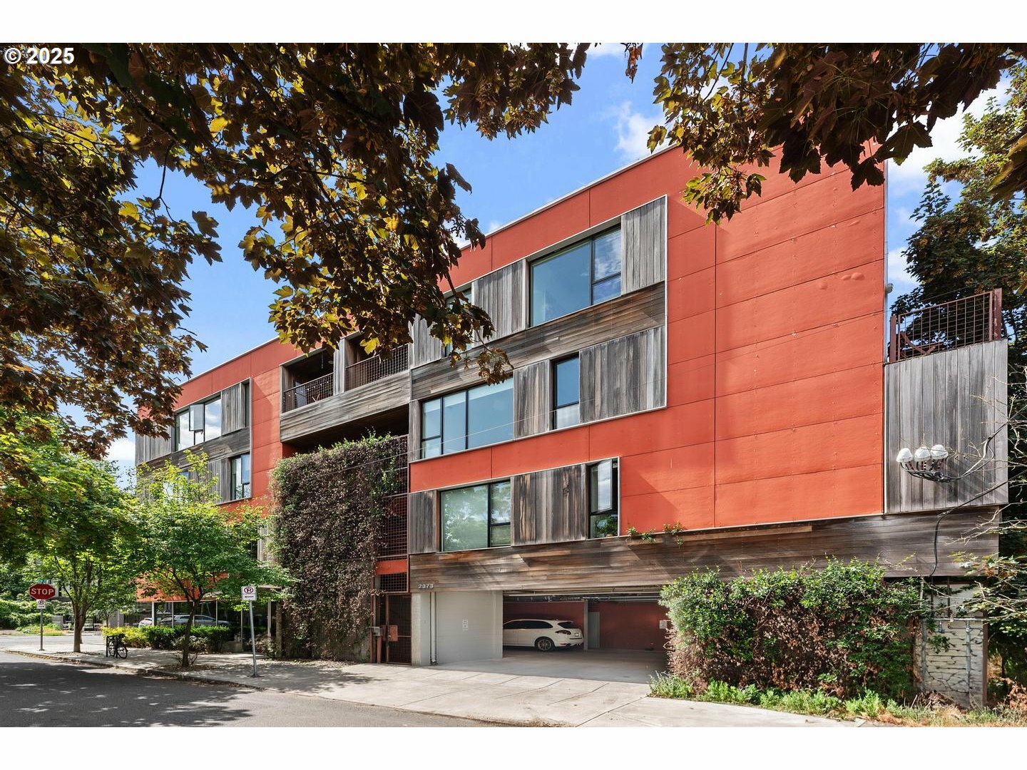 Property Photo: 2373 SE 44th Ave 301 OR 97215