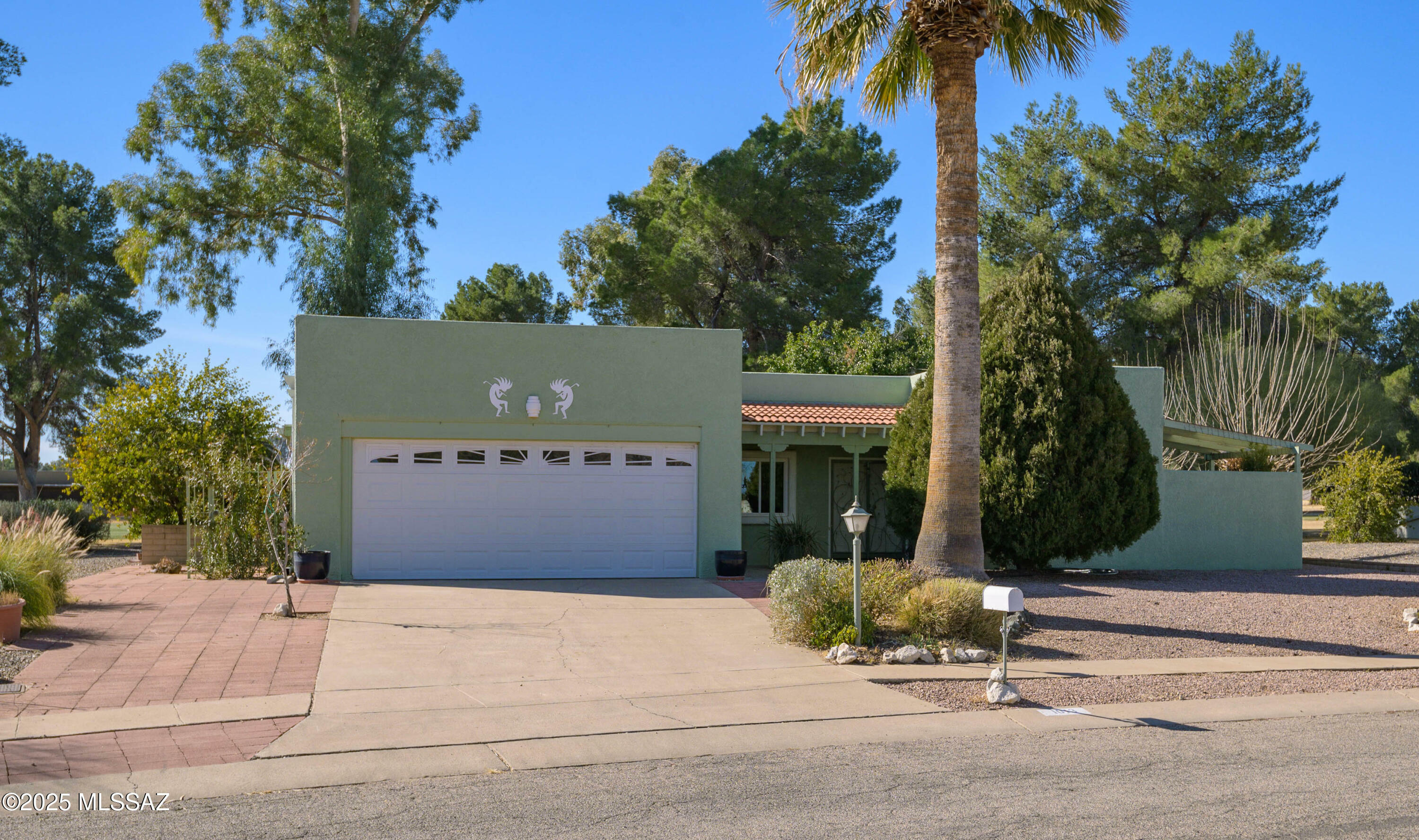 Property Photo:  1013 N Paseo Iris  AZ 85614 