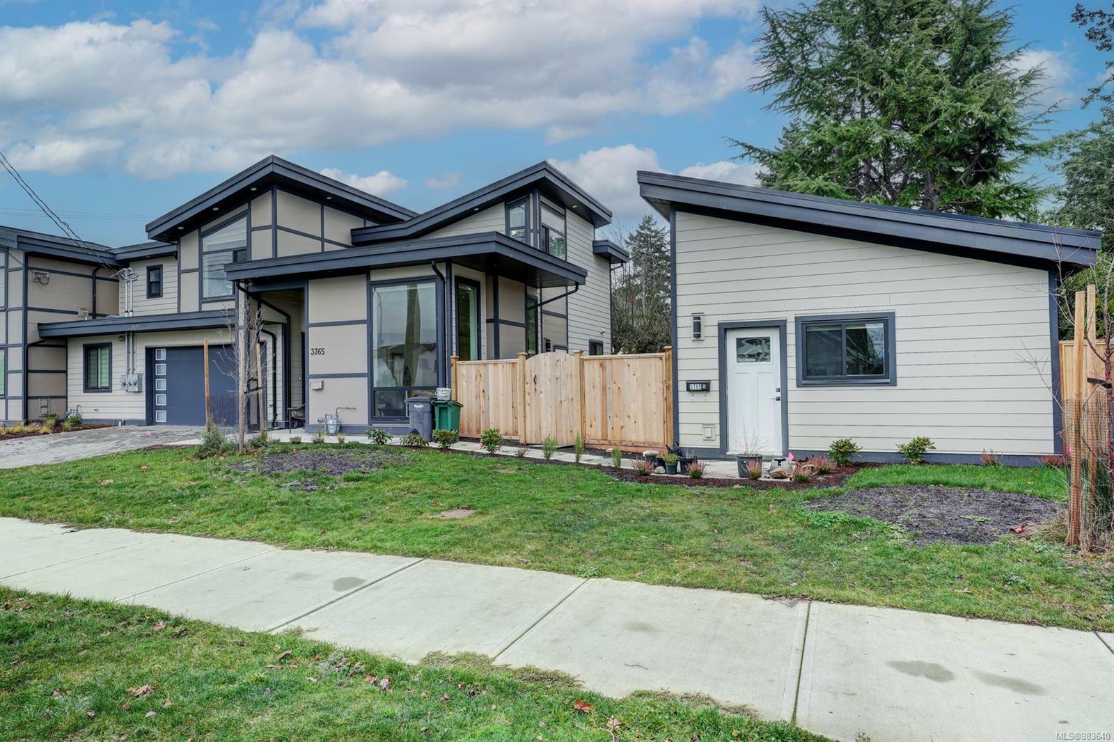 Photo de la propriété:  3765 Seaton St  BC V8Z 3W1 