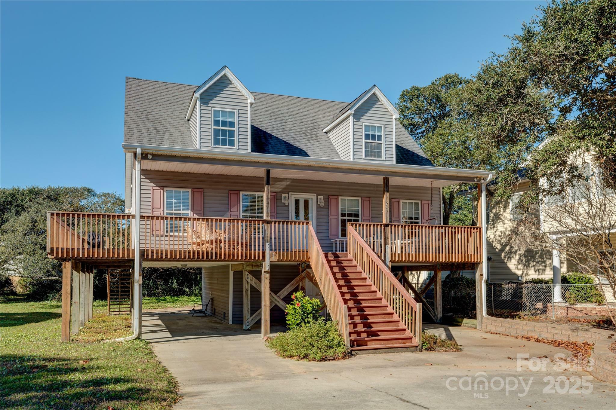 Property Photo: 207 Sherrill Street NC 28465