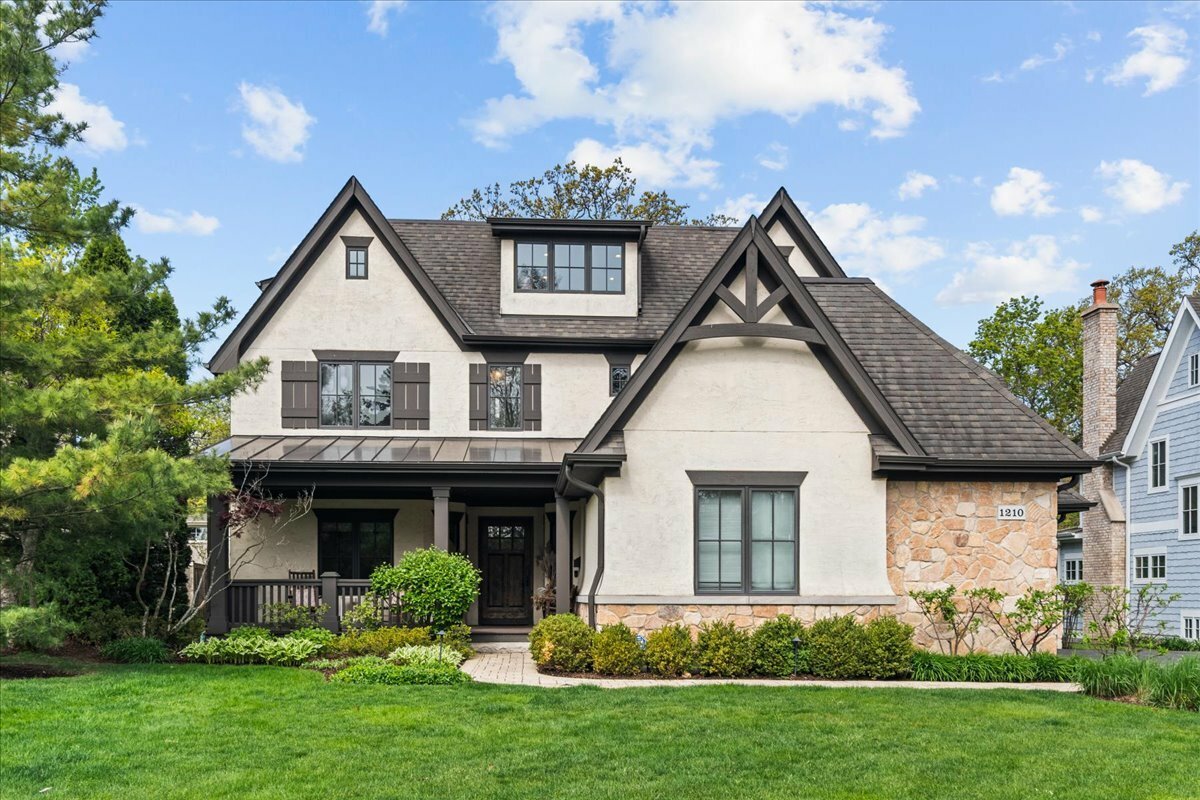 Property Photo: 1210 Blackthorn Lane IL 60015