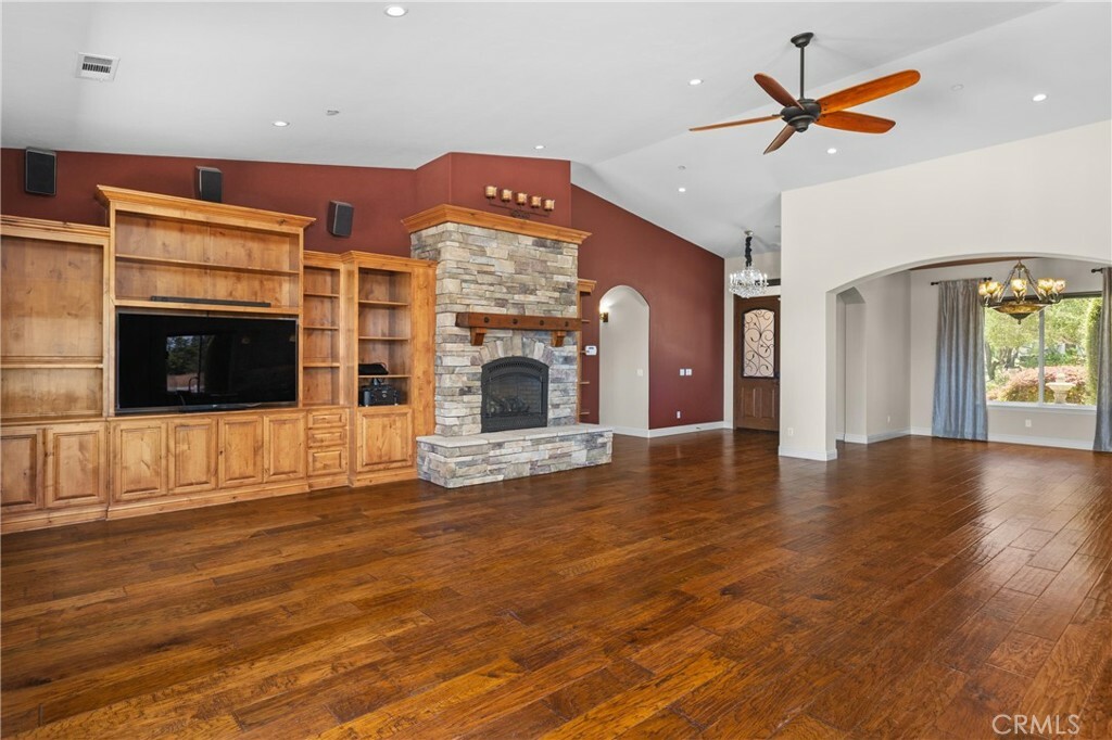 Property Photo:  325 Red Oak Way  CA 93420 