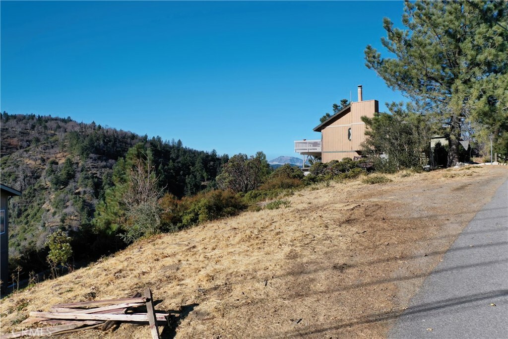 Property Photo: 1608 Edge Cliff Drive CA 93252
