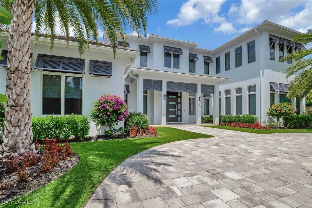 Property Photo: 725 Harbour Drive FL 34103