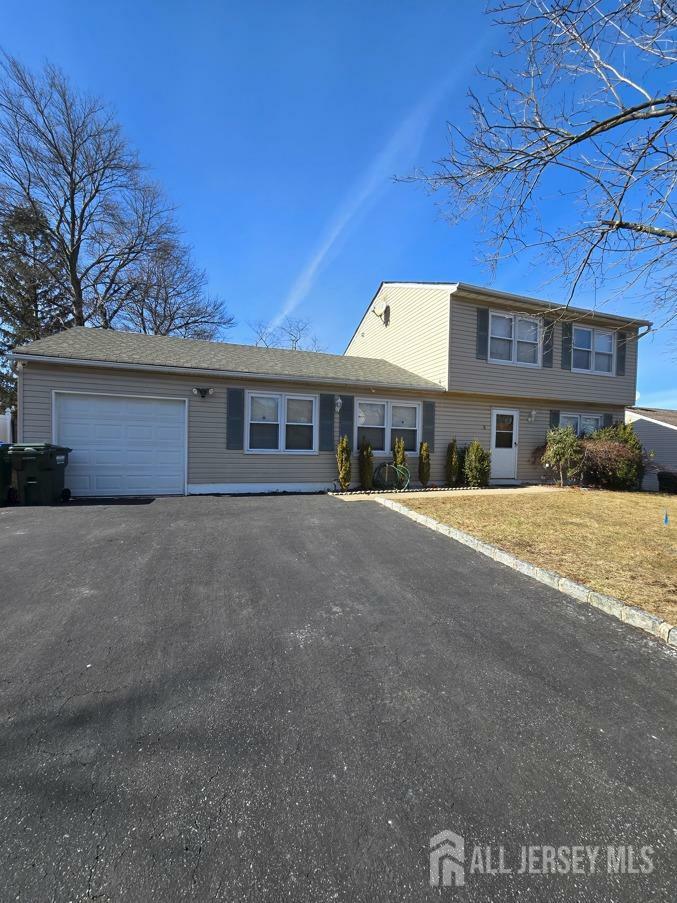 Property Photo:  5 Netherwood Circle  NJ 08820 