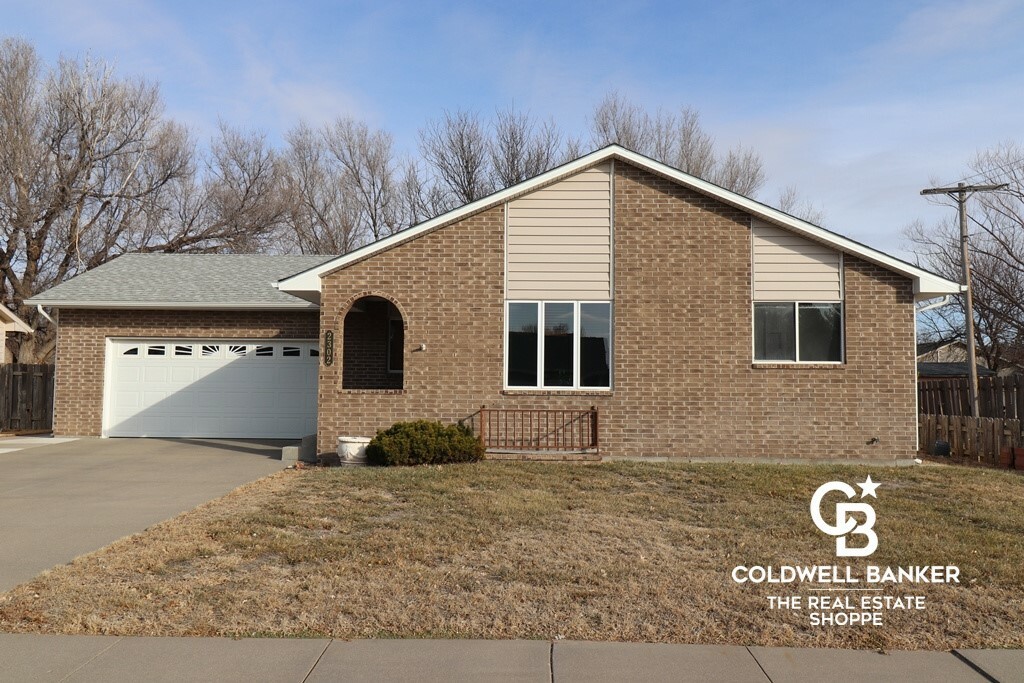 2302 N Mohawk Drive  Garden City KS 67846 photo