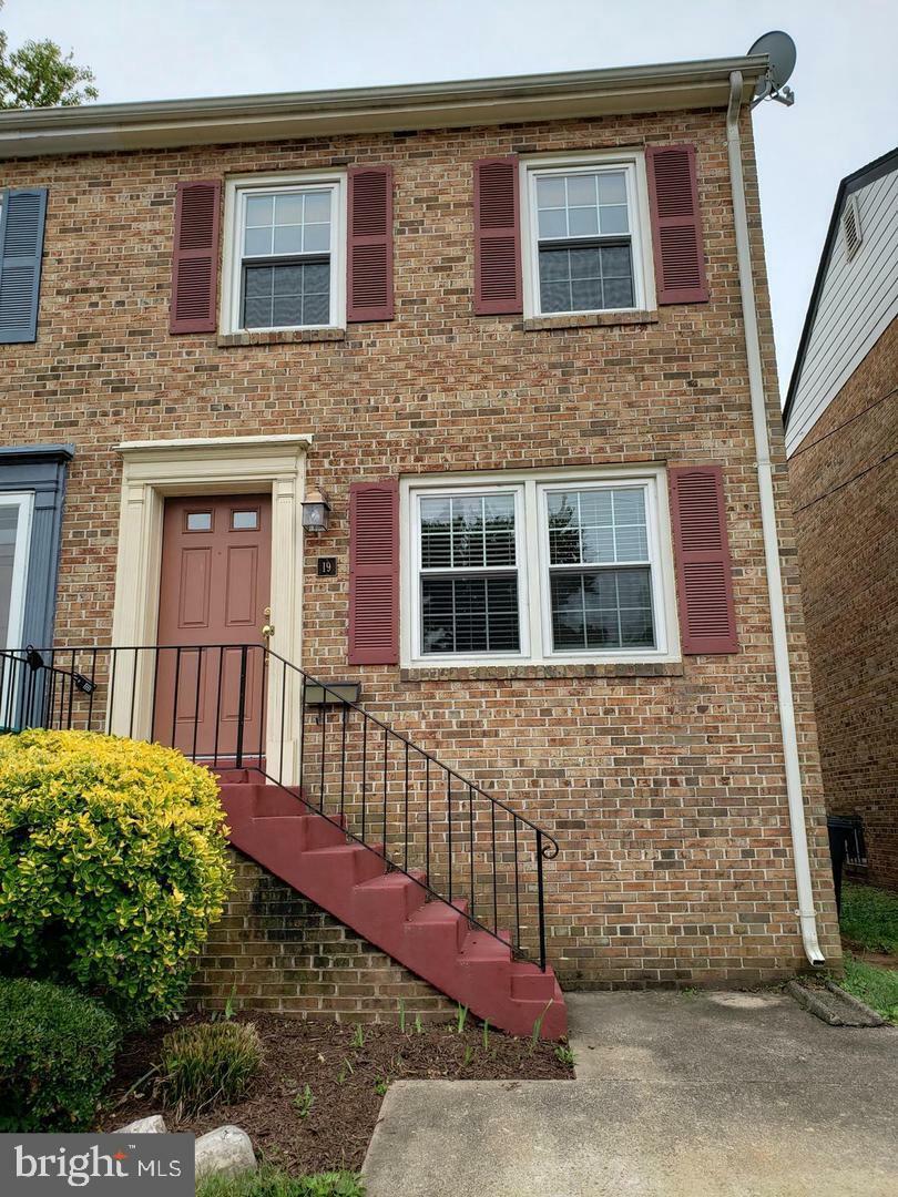 Property Photo:  19 E Myrtle Street  VA 22301 