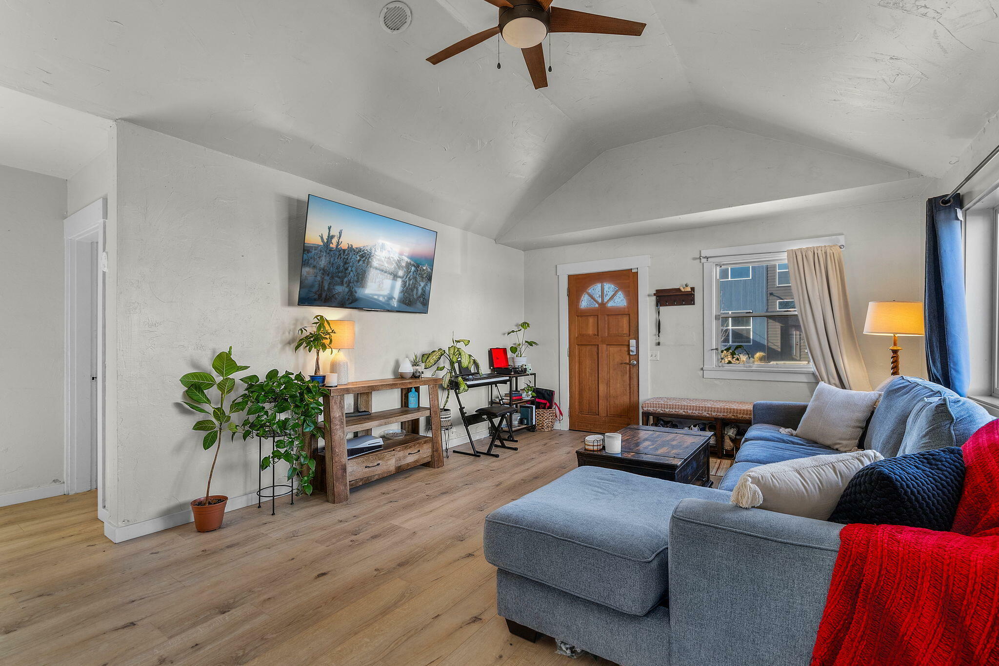 Property Photo:  736 SW 10th Street  OR 97756 