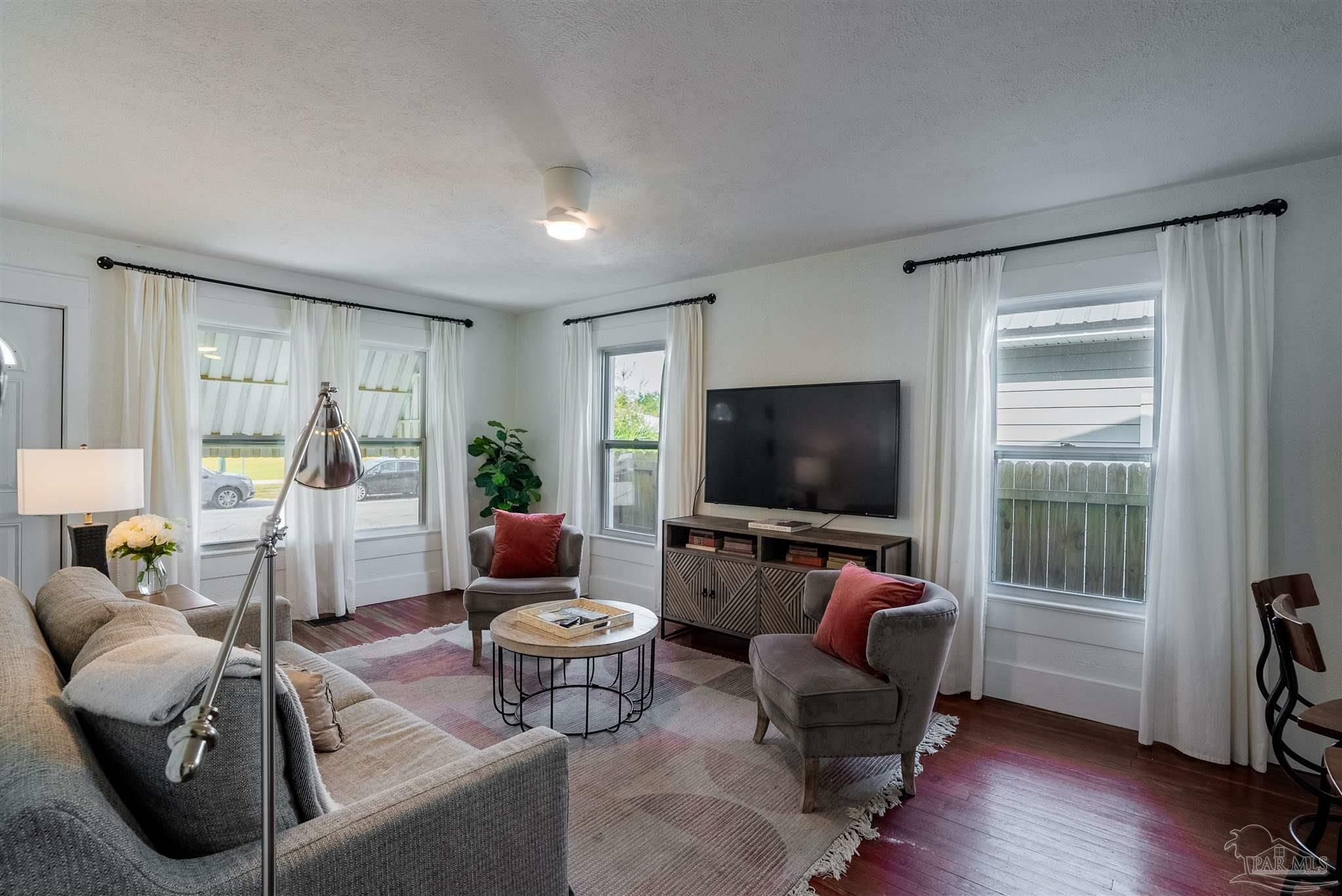 Property Photo:  112 N G St  FL 32502 
