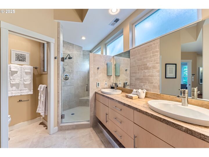 Property Photo: 4300 SW Hewett Blvd OR 97221