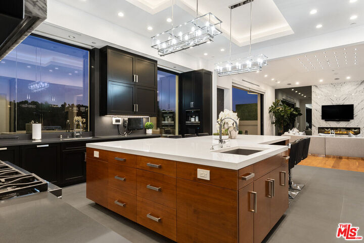 Property Photo:  2358 Kimridge  CA 90210 