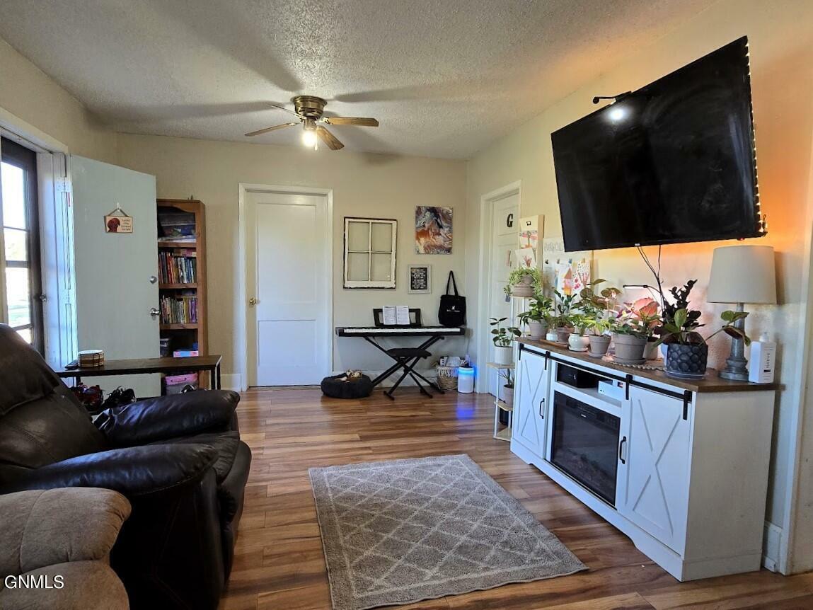 Property Photo:  513 Chaffee Row  ND 58523 