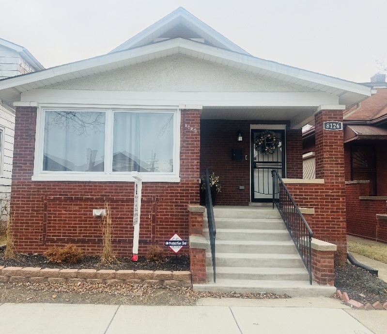 Property Photo:  8126 S Dante Avenue  IL 60619 