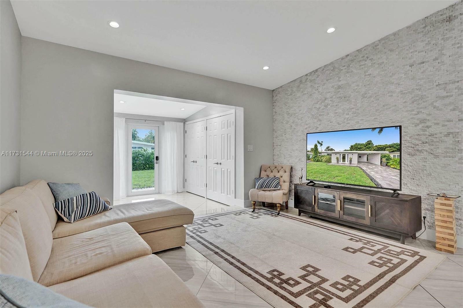 Property Photo: 1621 N Victoria Park Rd FL 33305