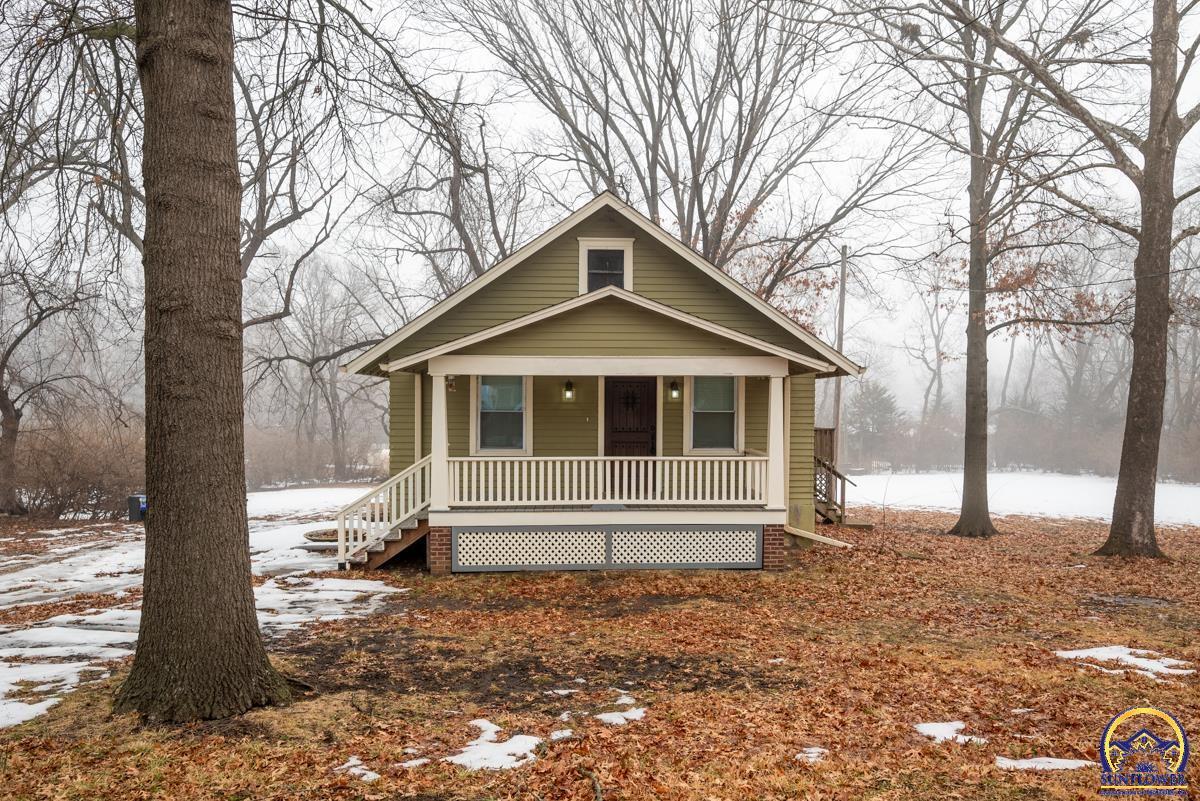 Property Photo: 622 SW Grand Ct KS 66606