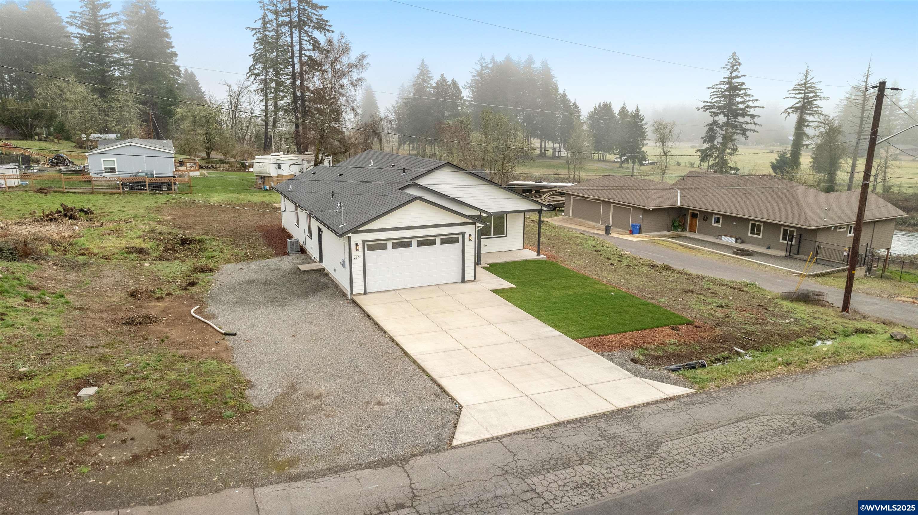Property Photo:  220 NE 7th Av  OR 97360 