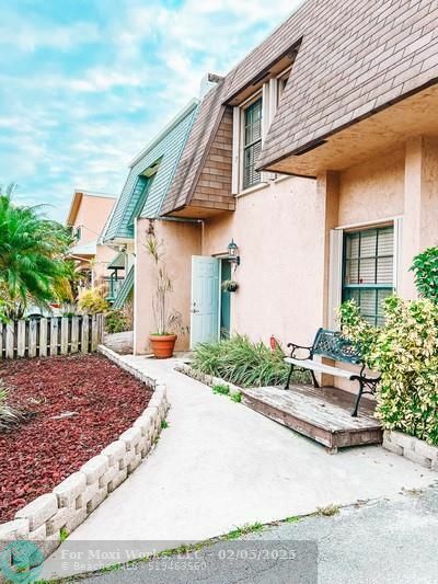 Property Photo:  5501 SW 44th Ave  FL 33314 