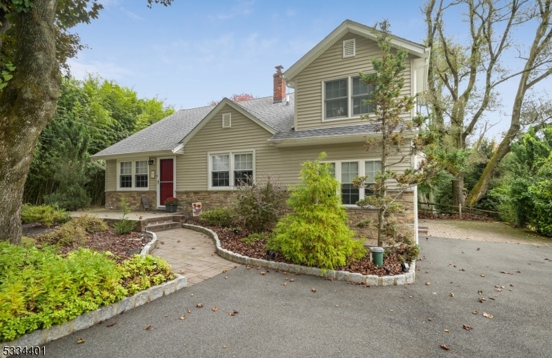 Property Photo:  4 Elm Pl  NJ 07869 