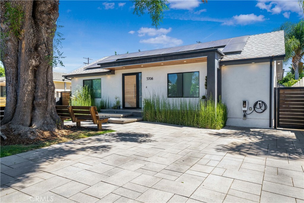 Property Photo:  5706 Cedros Avenue  CA 91411 