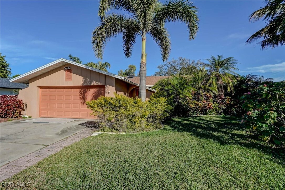 Property Photo:  6962 Pickadilly Court  FL 33919 