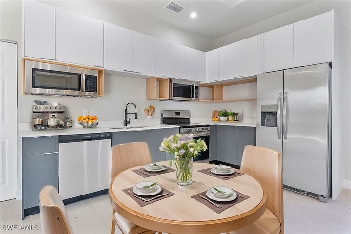 Property Photo: 2894 22 Avenue SE FL 34117