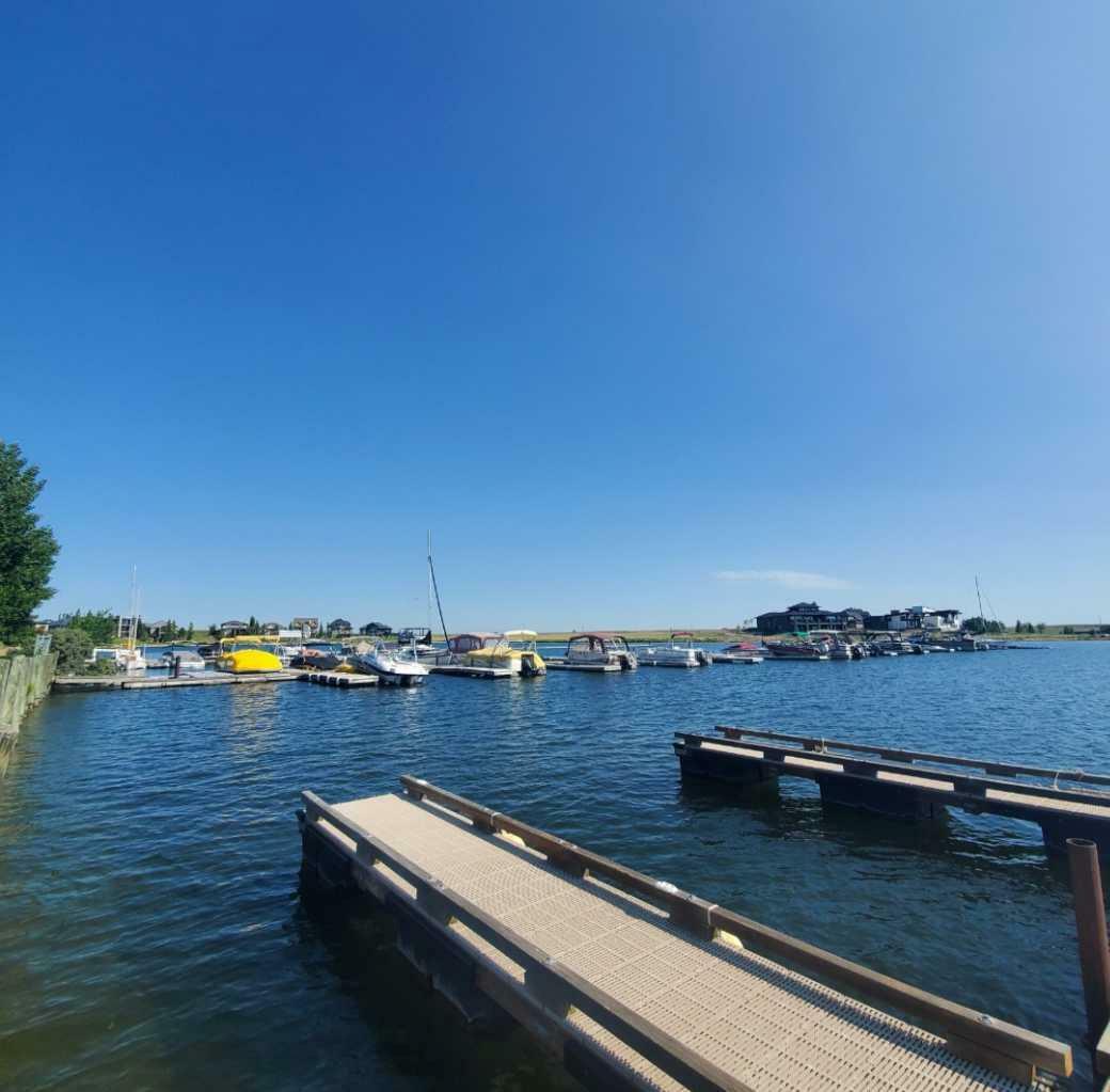 Property Photo: 3 Kingfisher Estates AB T1R 0X5