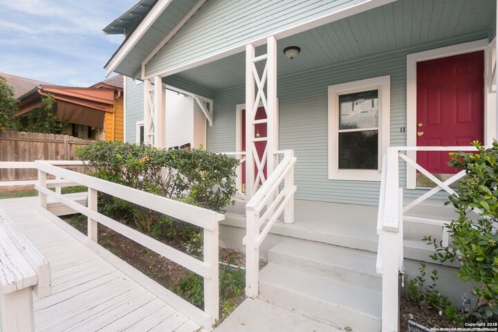 Property Photo: 616 W Craig Pl TX 78212