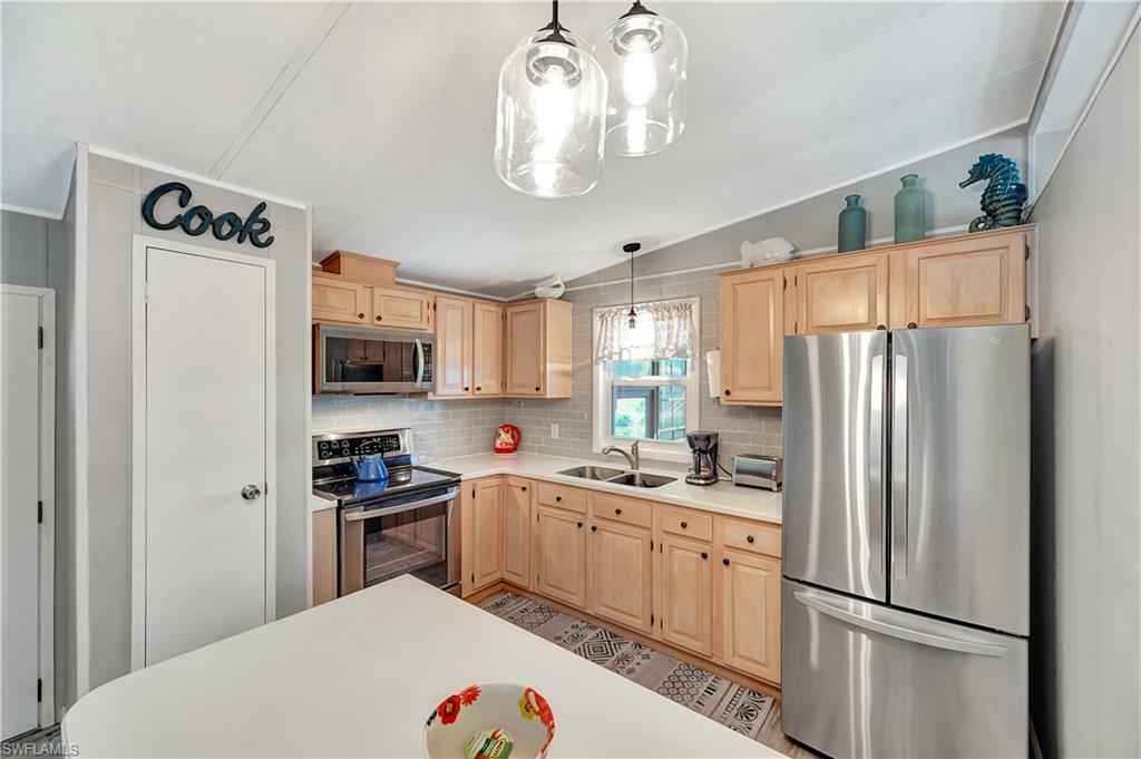 Property Photo: 101 Pine Key Ln FL 34114