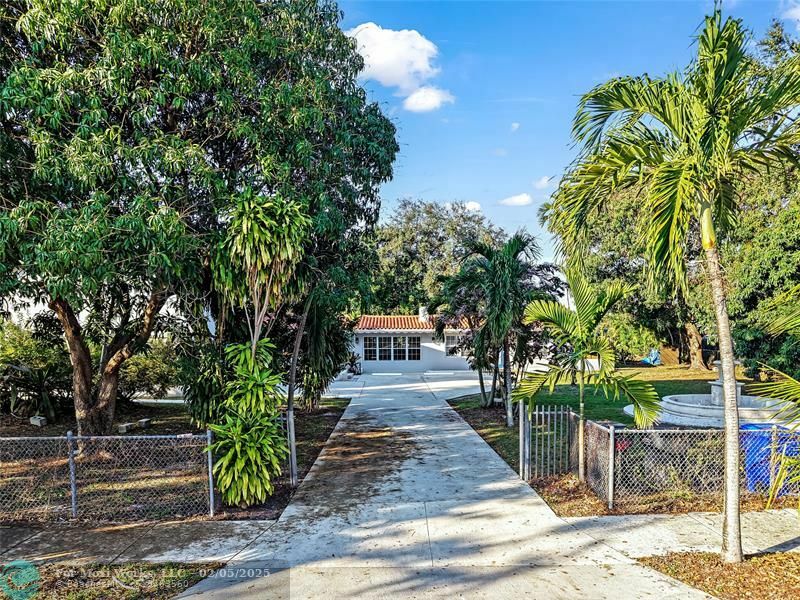 Property Photo:  5613 Pierce St  FL 33021 