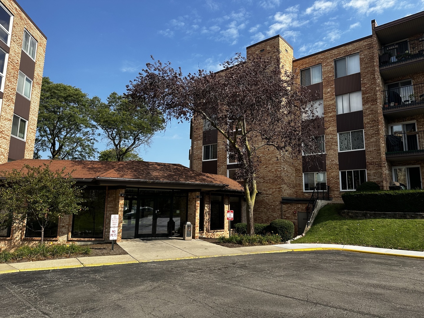 Property Photo:  500 W Huntington Commons Road 152  IL 60056 