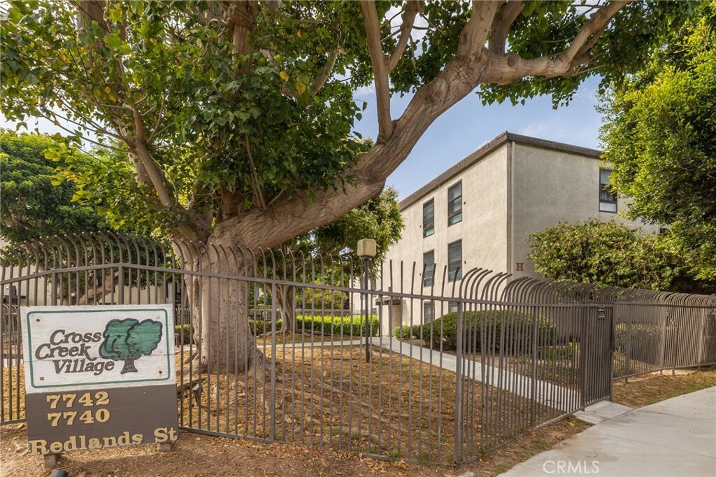 Property Photo:  7742 Redlands Street H2027  CA 90293 