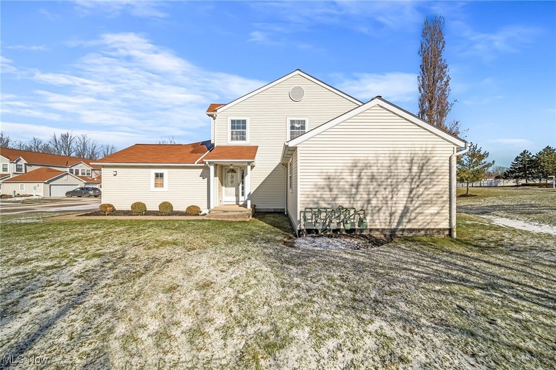 Property Photo:  1305 Leeward Lane A  OH 44094 