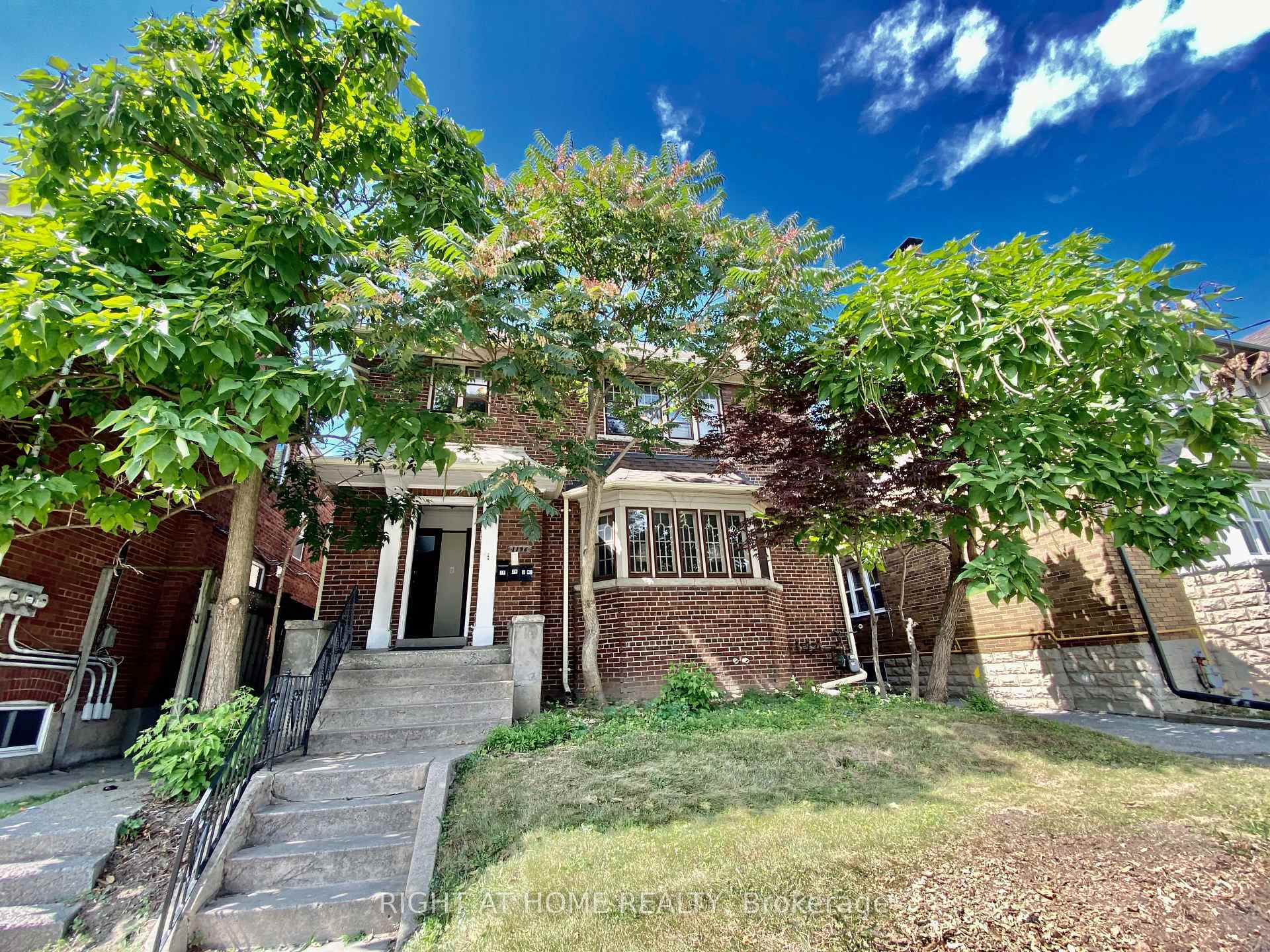 Property Photo: 1196 Avenue Road ON M5N 2G1