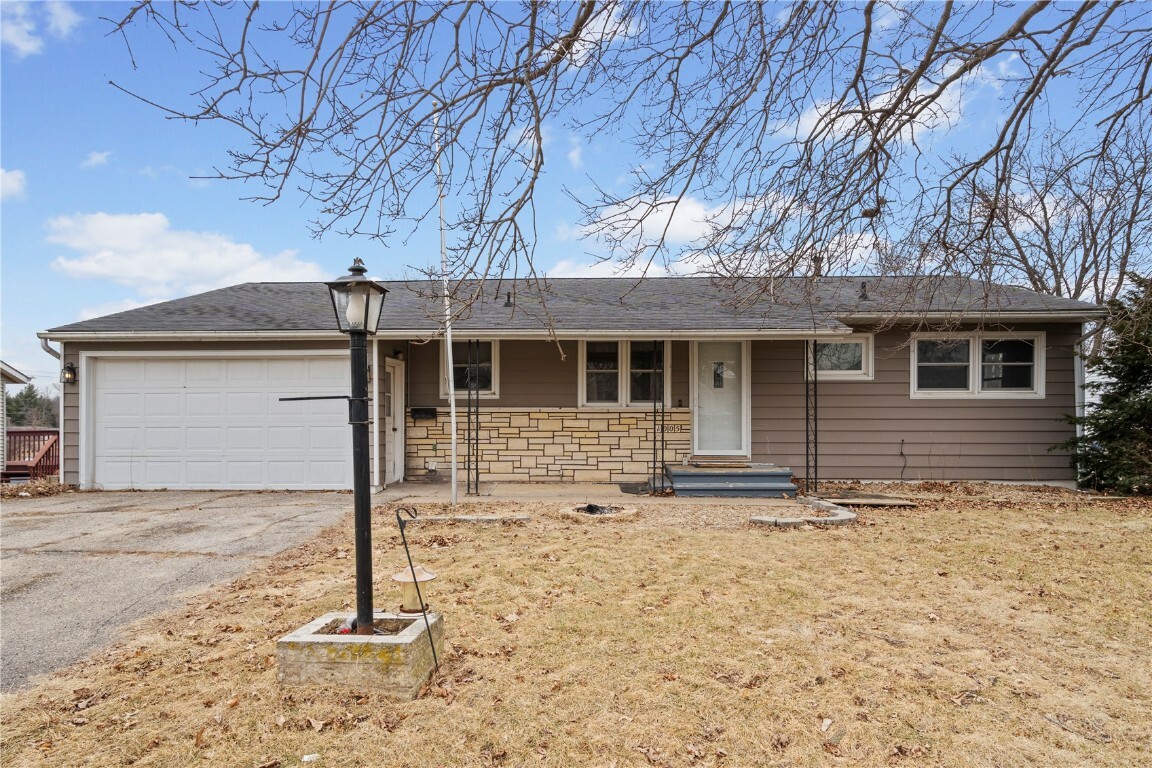 Property Photo:  1005 E Main Street  IA 52205 