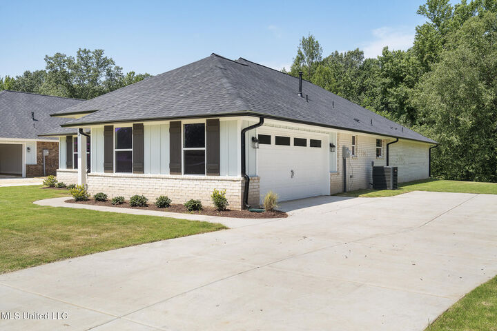 Property Photo: 4243 W Olivia Circle MS 38654