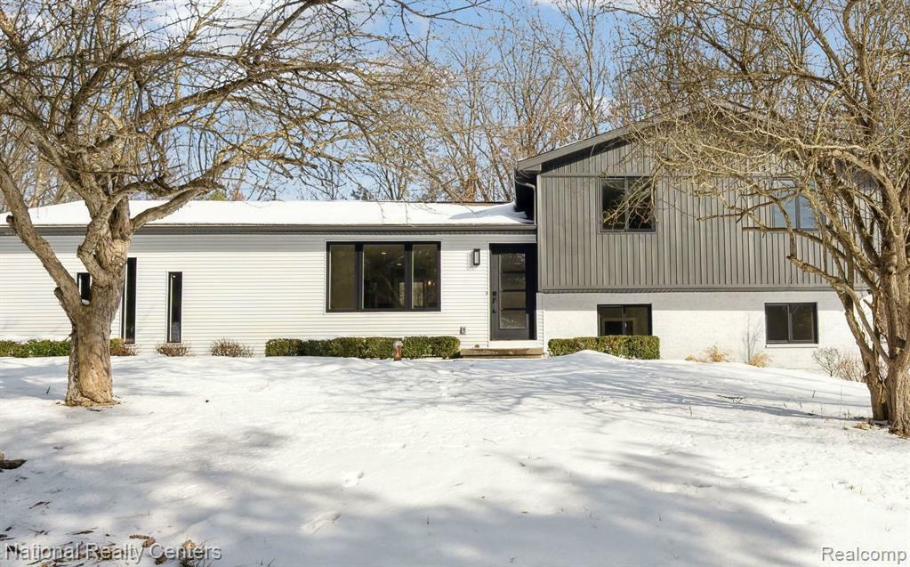 Property Photo:  605 Indian Lake Road  MI 48371 6219 