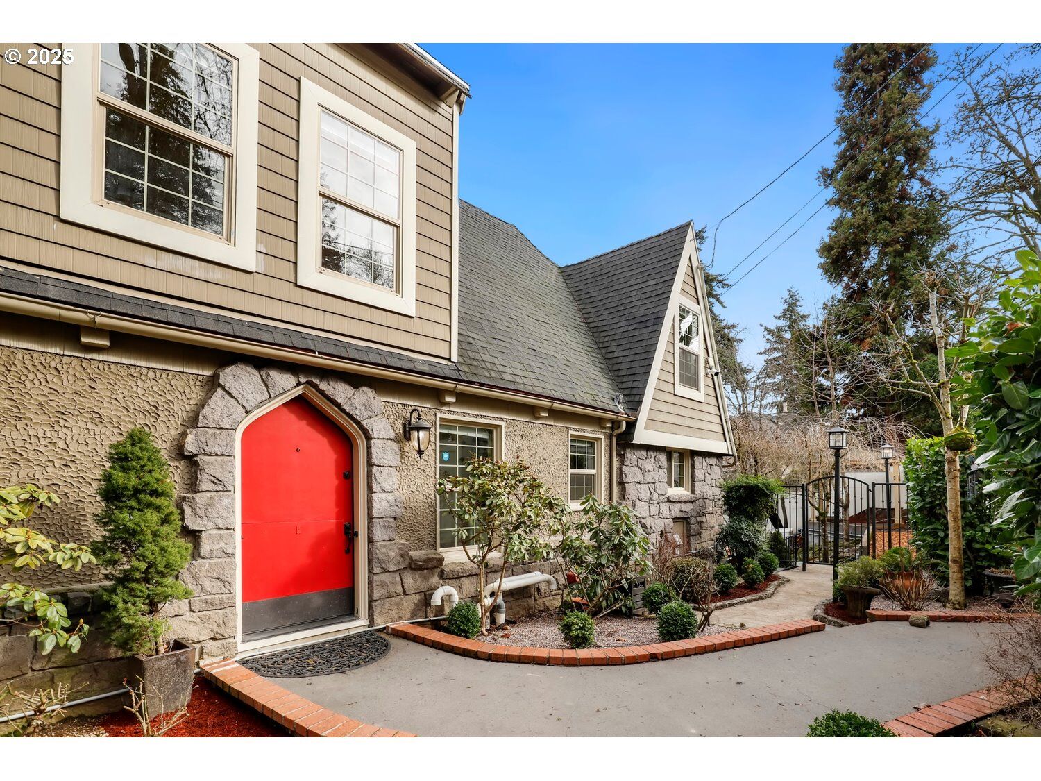 Property Photo: 10150 S Riverside Dr OR 97219