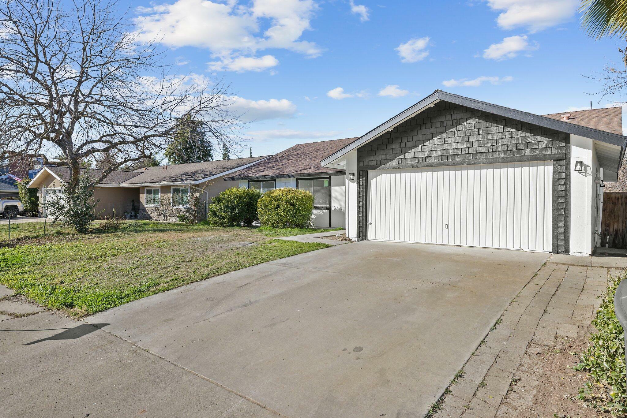 Property Photo:  271 N Ruth Street  CA 93257 