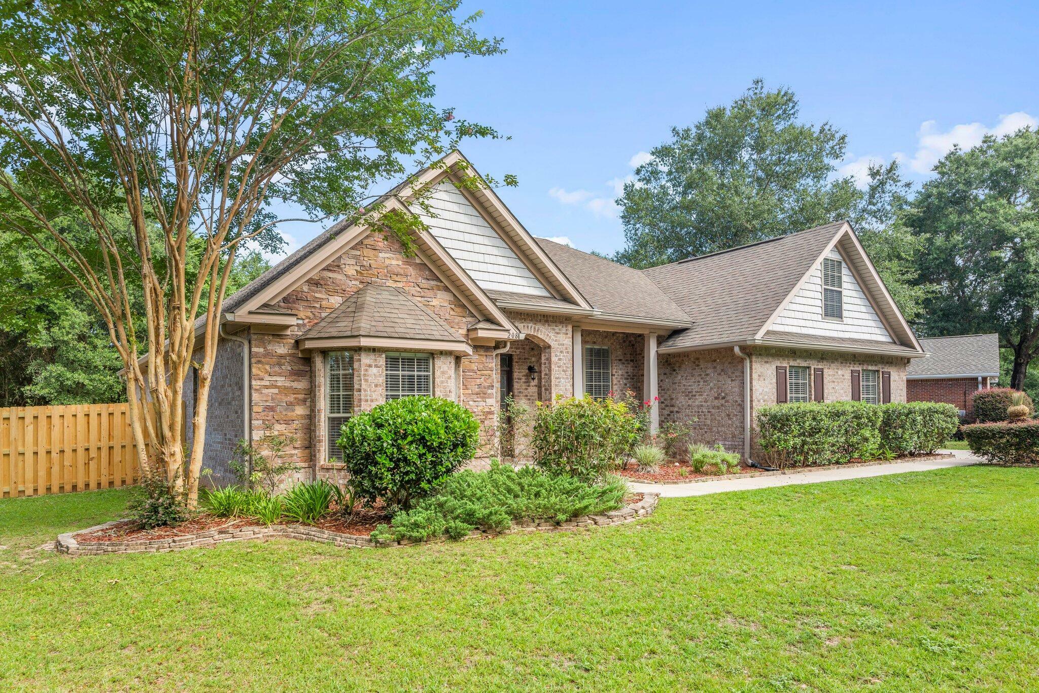 Property Photo:  208 Foxchase Way  FL 32536 