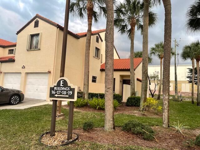 Property Photo: 16 Via De Casas Sur 104 FL 33426