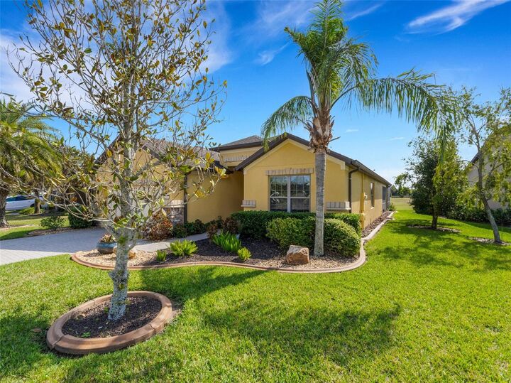 Property Photo: 208 Almeria Way FL 33837