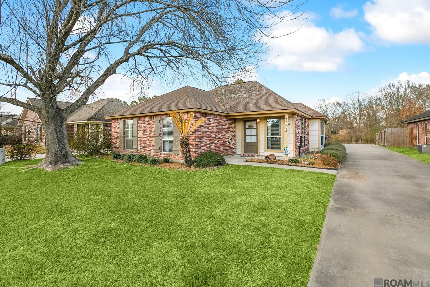 Property Photo: 37542 Parkbrook Dr LA 70769