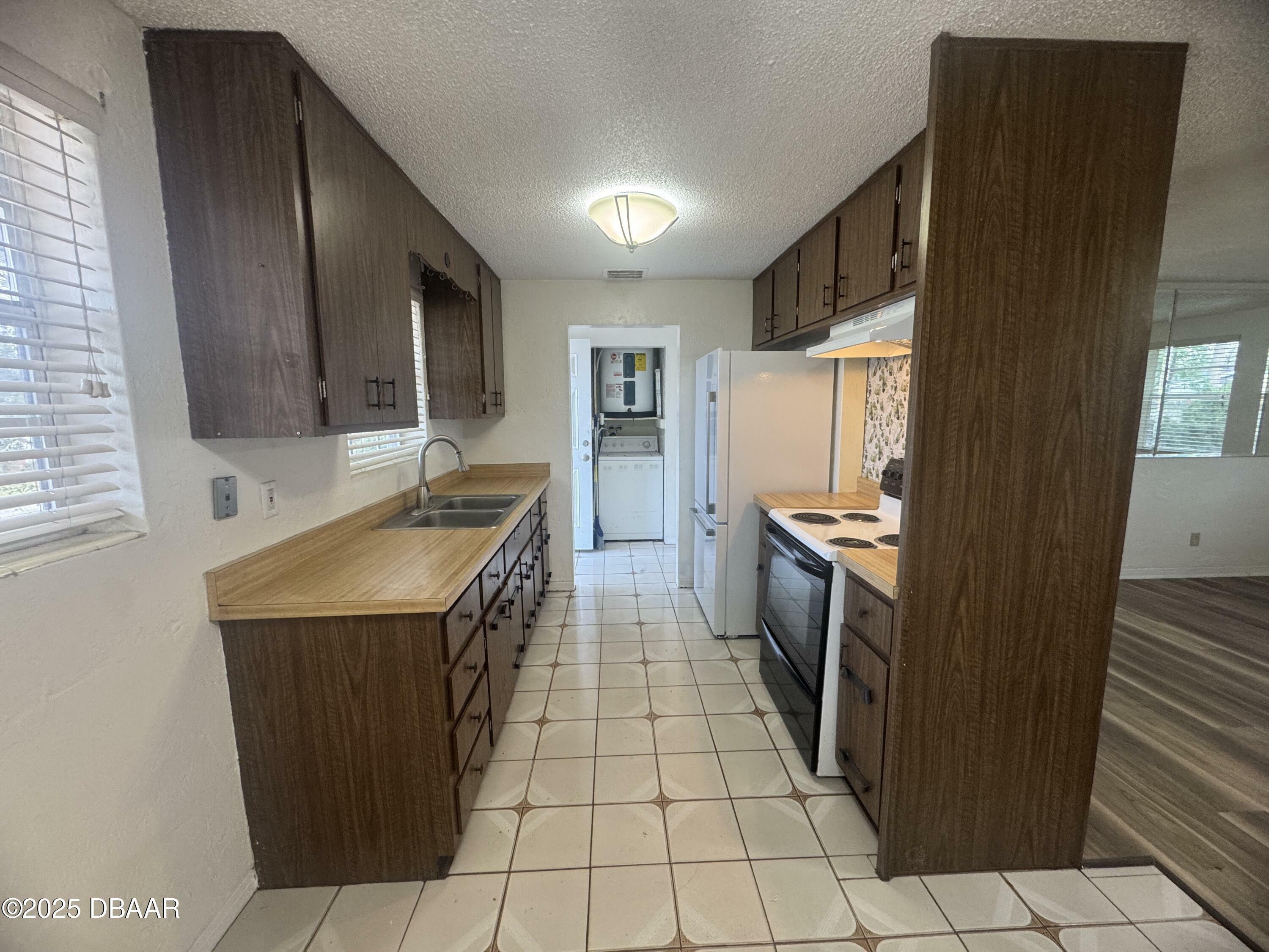 Property Photo:  1058 Continental Drive  FL 32117 