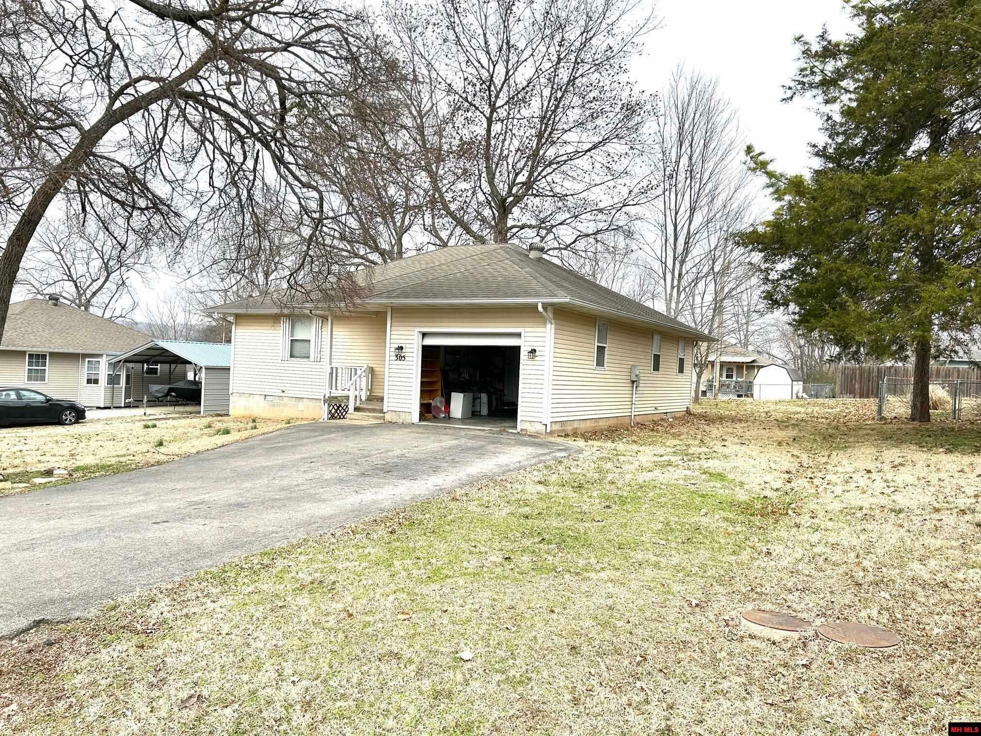 Property Photo: 305 Walnut Street AR 72634