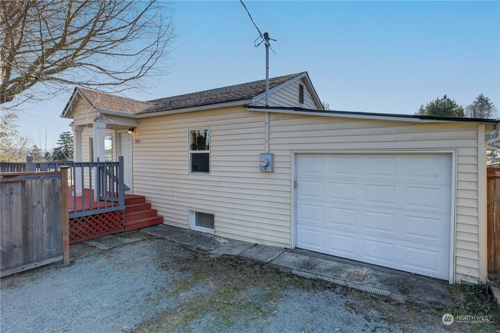 Property Photo: 3921 S Thistle Street WA 98118